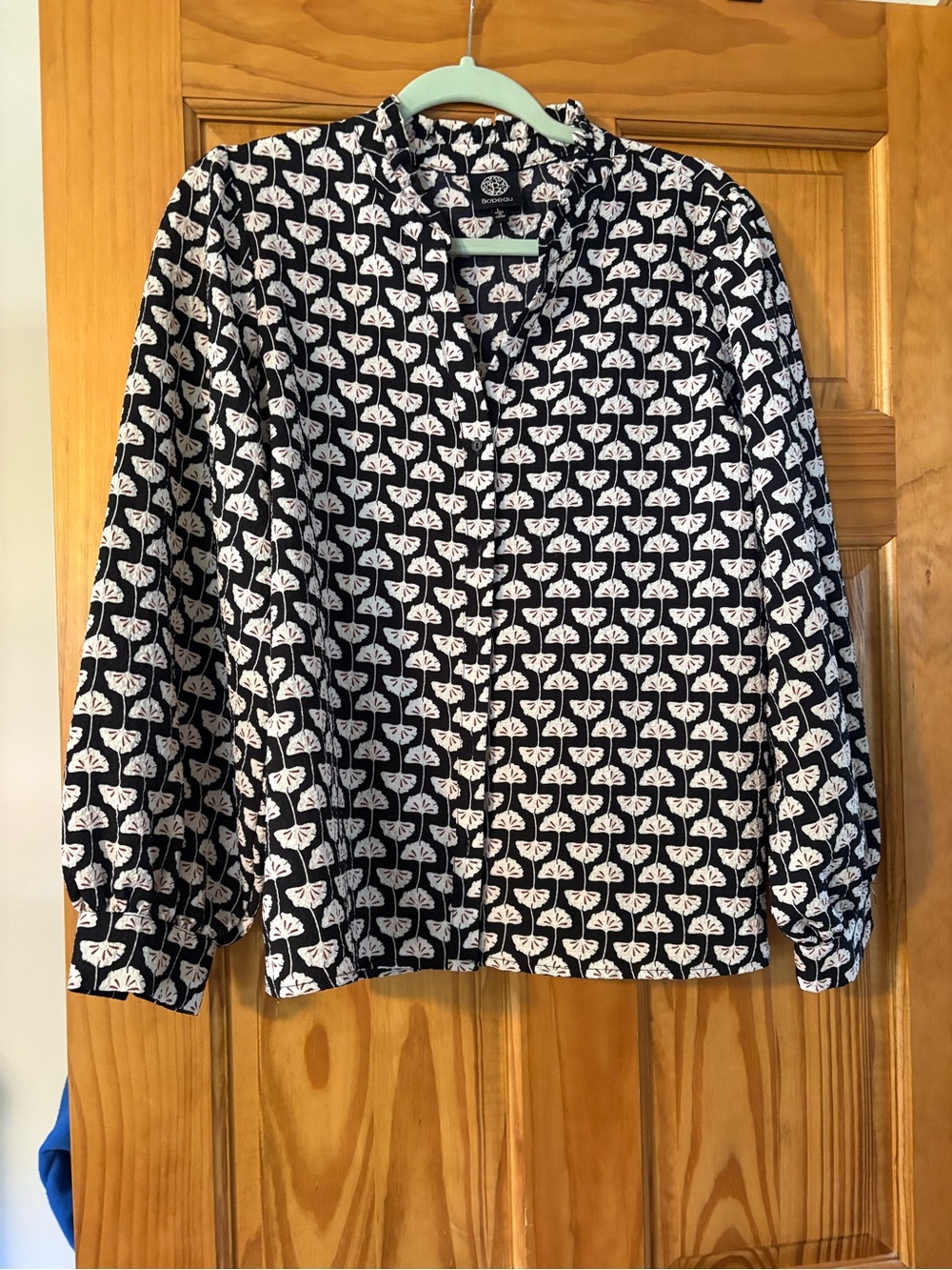 NWOT Bobeau Black & White Printed Button-Up